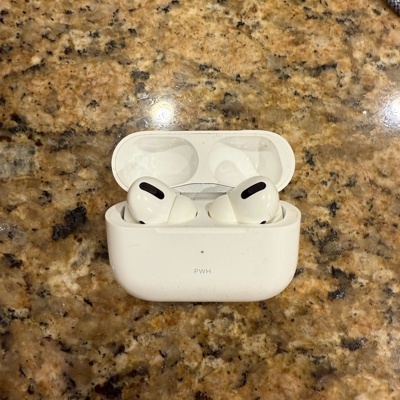Apple Wireless White Earbuds - Picture 1 of 2